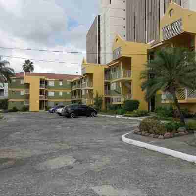 Chic 1-bedroom apartment with AC, WiFi in central  New  Kingston area Hotel Exterior