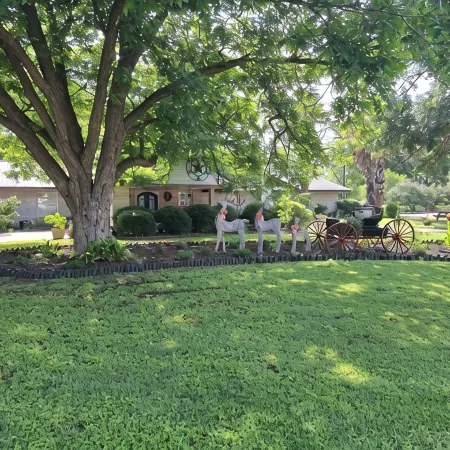 Popular large river home pool, pickelball, basketball, volleyball, nice area