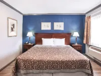 Days Inn by Wyndham San Antonio Alamo/Riverwalk Hotels near Button Stadim
