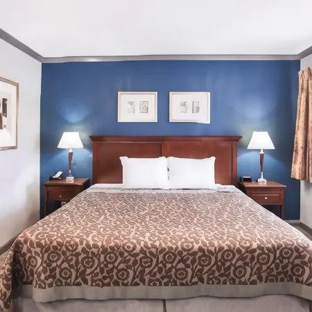 Days Inn by Wyndham San Antonio Alamo/Riverwalk Отели рядом с достопримечательностью «Торговый центр Rivercenter»