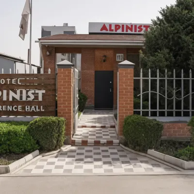 Alpinist Hotel - Cho phép mang theo thú cưng