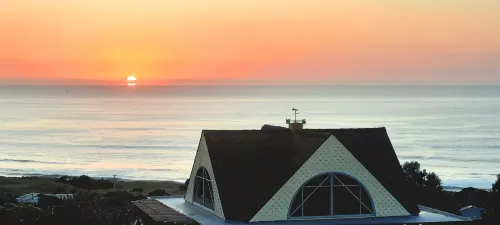 Oceanview Chalet with Floor-to-Ceiling Windows - Your Serene Escape. - Homestays