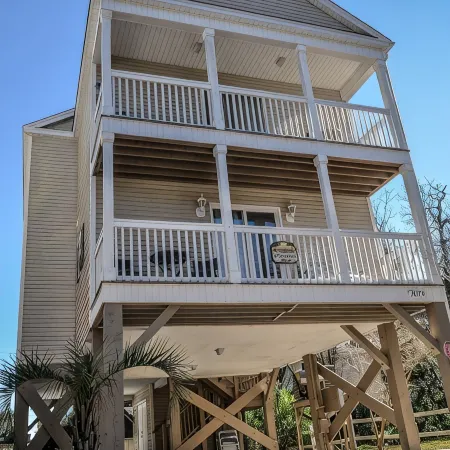 Feels like home! This spacious & cozy beach house is a short walk to the beach!