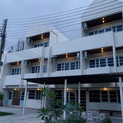 Albatross Guesthouse @ Thungwualaen Beach Hotels near รุ่งเรือง บีช แคมป์ /RUNG RUENG BEACH CAMPING PLACE