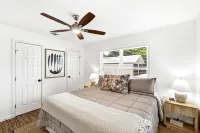 New Braunfels - 2 min walk to Schlitterbahn, walk to River, 2 miles from Gruene! - 4-Star