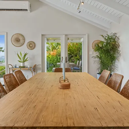 Gorgeous 5-BDRM Villa Maxine- Located on Famous Peterborg- Pool- Oceanside