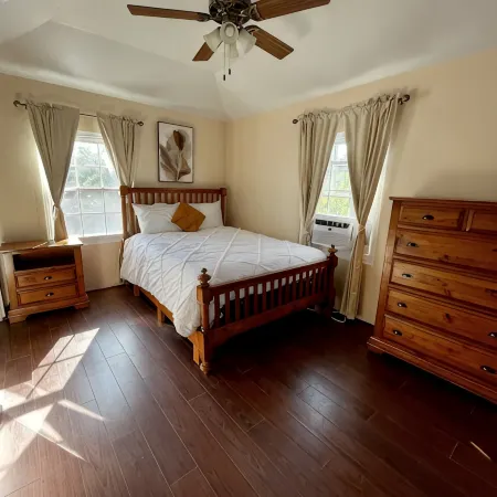 3 bedroom home with pool Отели в г. Сэндис