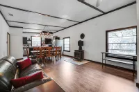 country living in a city. very close to DFW airport. in the heart of town - Wifi