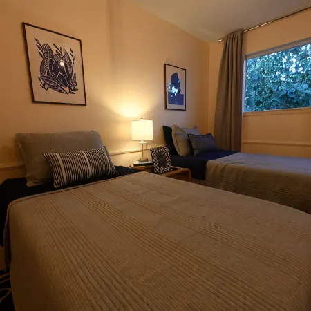 Spacious Condo with game room, office and large kitchen. 5 min. to Sunrise Mall!