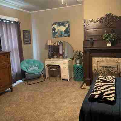 Charming Wheeling Island home. Large cozy and spacious! Your home away from home Rooms