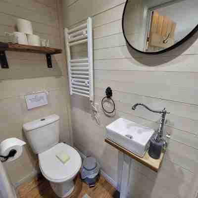 Plum Hut, romantic shepherd hut retreat with log burner, hot tub, pet friendly! Rooms