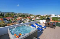 Penthouse w/ Private Hot Tub – Large Terrace – Walk to Beach - Homestays