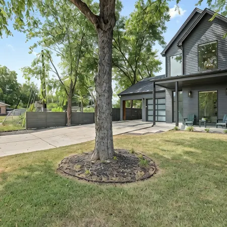 Luxury Escape in Austin’s Iconic Bouldin Creek Perfect Location + Private Pool!