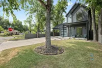 Luxury Escape in Austin’s Iconic Bouldin Creek Perfect Location + Private Pool!