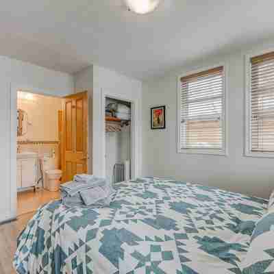The Cedar - Downtown, walking distance to all the shops and restaurants! Rooms