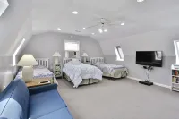 Imagine Staying at This Quiet Water Front Beach Cottage - Family + Bikes, Canoe - Wi-Fi