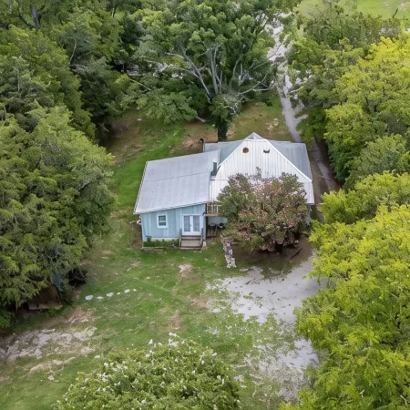 Charming 3-bedroom farmhouse private 15 minutes to downtown Chattanooga