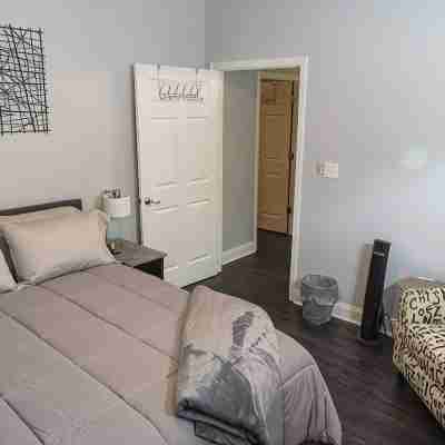 Corner Bungalow: Newly Renovated, Spacious & Open, Central & Convenient. Rooms