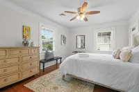 Elegant Colonial, Heart of Downtown - Bungalows