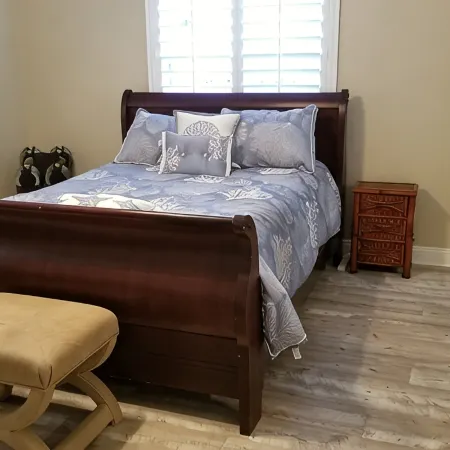 ⭐  Beautiful Private Backyard Resort Heated Pool/Spa Downtown & Beaches