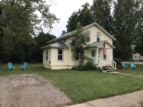 Charming Historic Mackinaw City Cottage - Homestays