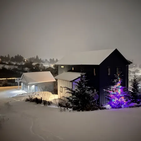Get Away to White Salmon; Hot Tub, Pickle-Ball, Basketball, Fitness Room & More!