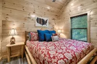 70" TV, Huge Heated Indoor Pool, A+ Location, Arcades, Fire Pit, Fast Wi-Fi - مسبح خاص