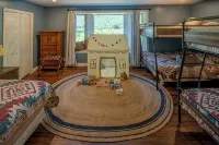 NEW!! Amazing Views & 2 porches. 2 Dens. Fire Pit. Hot Tub. Game Room. Smart TVs