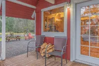 Cabin Vibes & Family Friendly w-Private Hot Tub Steps to Rainier - Alppimaja