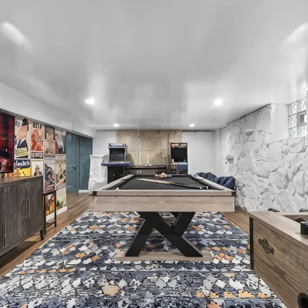NEW! Stunning 5bdr game+movie room, VIEW, Parking!