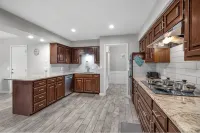Charming Stylish 4-bedroom house with in serene Allen - 부티크