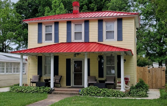 Charming 4-bedroom, 2-bath cottage, dog friendly, AC, WiFi, 1 block to beach