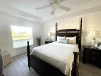 Stunning Villa in Golfer's Paradise/Canal Views - 4-Star