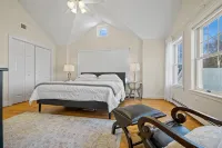 Charming beach home, complete with pool & cozy guest house! - WiFi