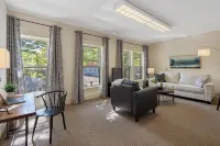 BEAUTIFUL village apt.  Walk to river, shops, eateries. Great for getaway / work - 4-Star