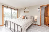 Beautifully Renovated Lodge with Lakeview - 4-Star