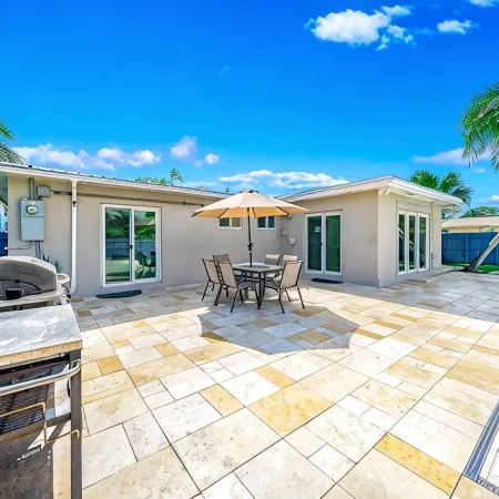 Heated Pool! Close to Beach & Shops!