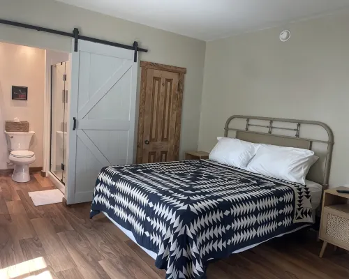 Hunter’s Den & Beyond Hotels in Forsyth