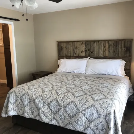Open water on LBJ!! Great for family gatherings, or just a lake getaway.