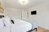 Yard w/ fire pit & grill, king bed, light filled - ブティック