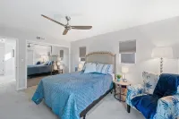 Remodeled beach house, 3-minute walk to sand, Main St. restaurants and shopping - Wifi