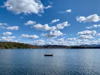 Private lake-front cabin with walk-in access to water, next to state park. - Chalets