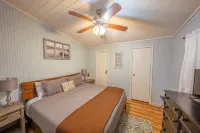 Luxury WATERFRONT home with HEATED POOL AND SPA Sleeps 28+ - Uima-altaat