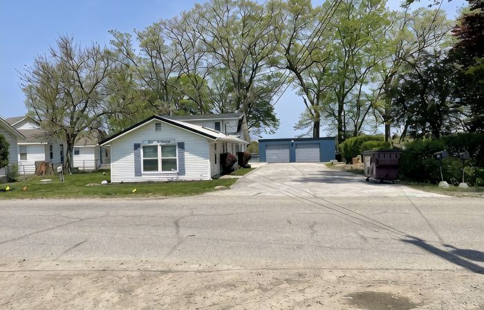 Lake front house with beautiful views and walking distance to Indiana Beach.