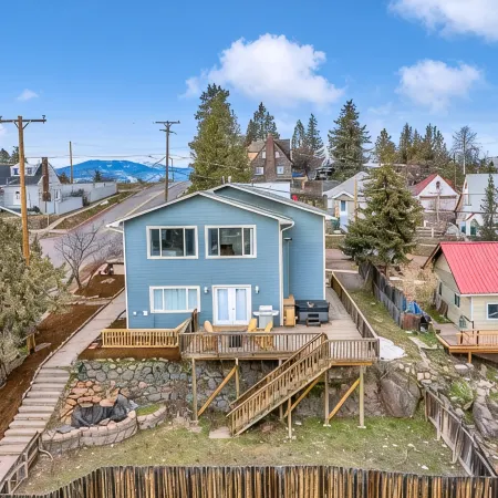 Bird’s Eye View: Spacious Home w/ Hot Tub, King Beds & Gorgeous Views