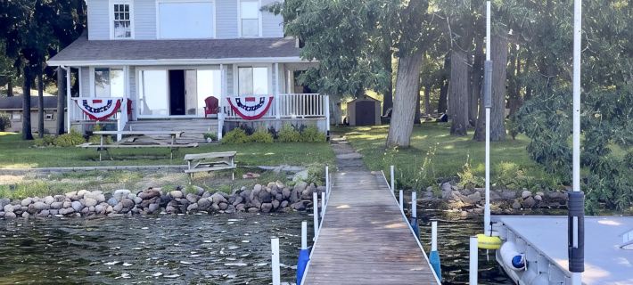 Grey Wolf Family Style Cottage on Wolf Lake Waterfront Hotels in Jackson County