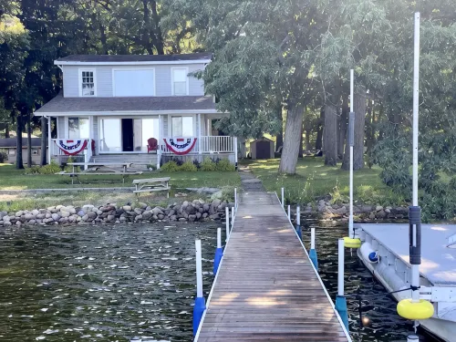Grey Wolf Family Style Cottage on Wolf Lake Waterfront - 3つ星
