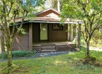 Cozy Rustic 20 minutes to Mt Baker walk to town, hot tub, High Speed Internet - Wifi