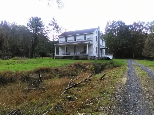 Peaceful Private Country Farmhouse W/ Starlink, 7 Min to Knoebels Pet Friendly! - 2-Star