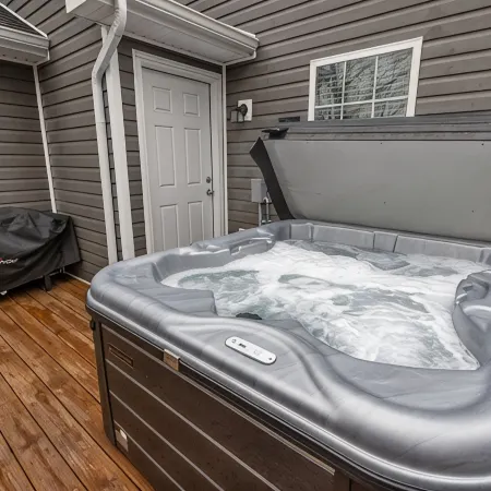 Bourbon Chaser- Horse Park 12min, Ark 30min, Hot Tub, 4 Bedrooms, Walk Downtown